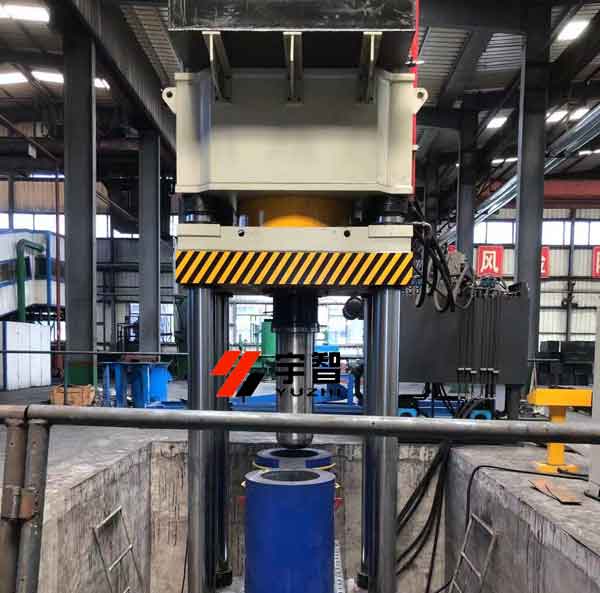 石墨碳素坩堝成形液壓機(jī)客戶安裝現(xiàn)場